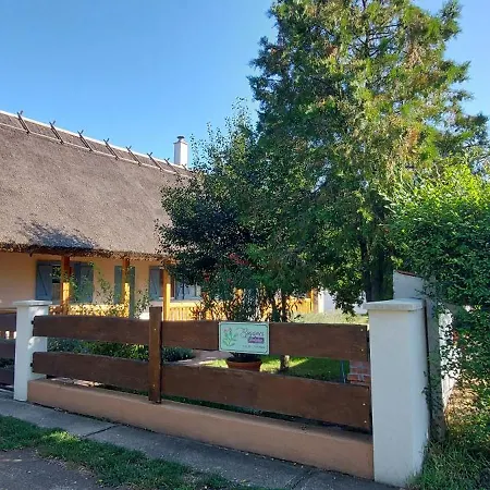 Kamillaház Casa de Férias