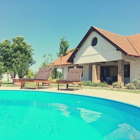 Kamillaház Casa de Férias Poroszló